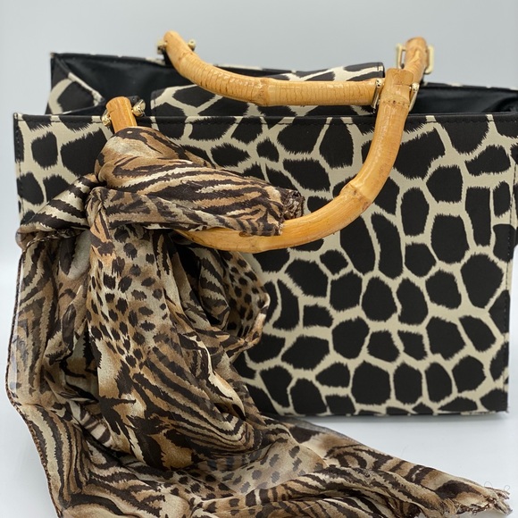 Women’s giraffe print tote with wooden handles - Picture 8 of 8